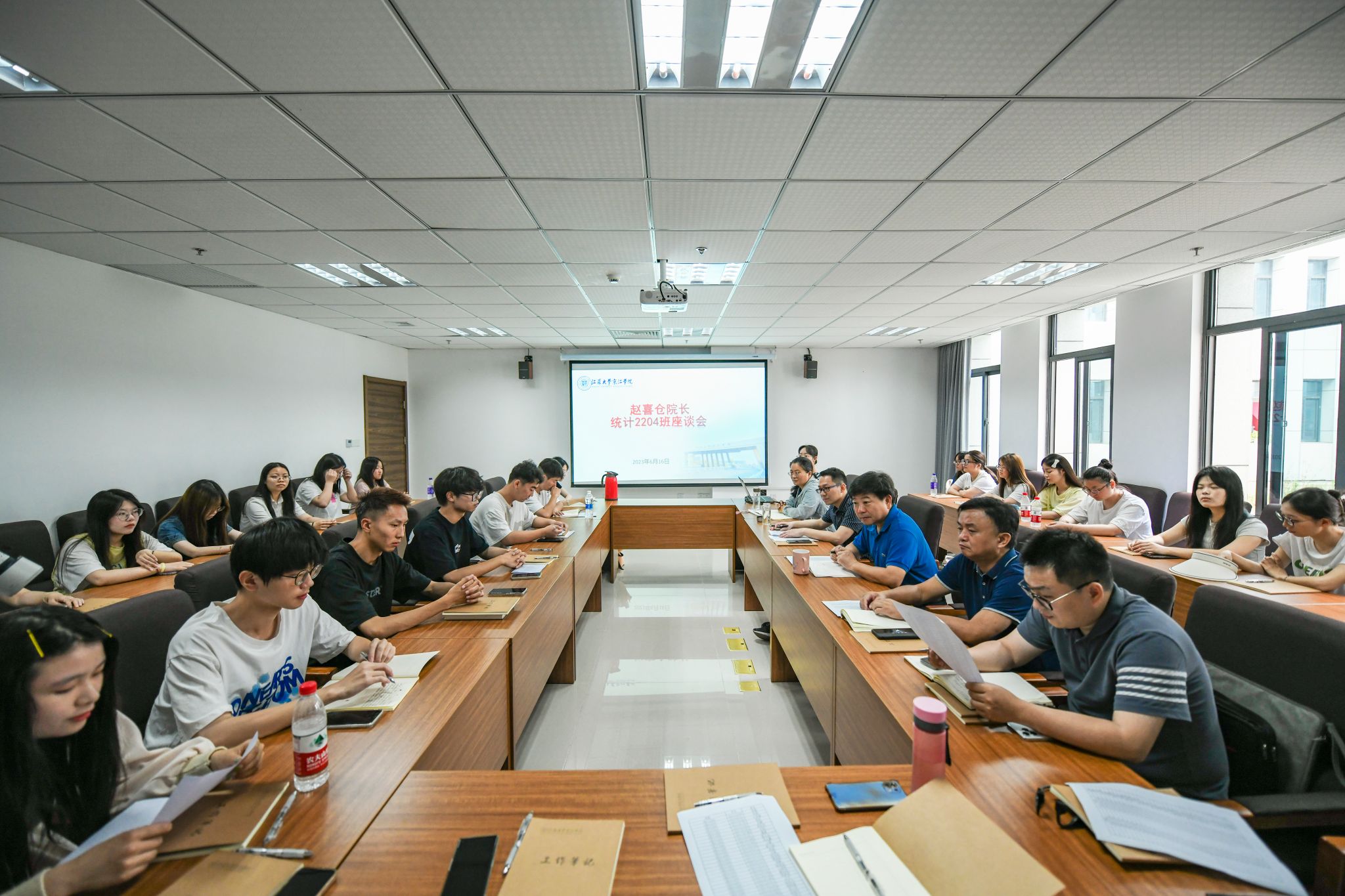 院长赵喜仓与联系班级开展座谈会